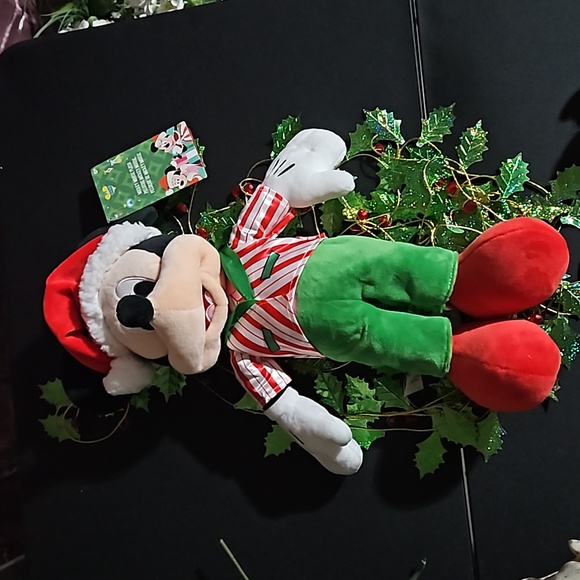Disney 🎁 Holiday 2023 Mickey Plush NWT - Picture 6 of 6